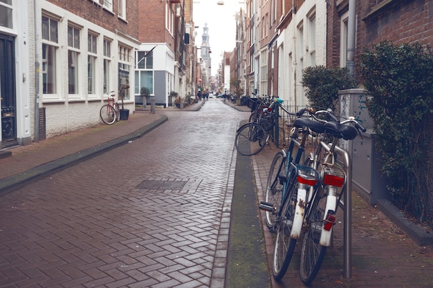 Bicicleta retro de pie en una calle de amsterdam, países bajos