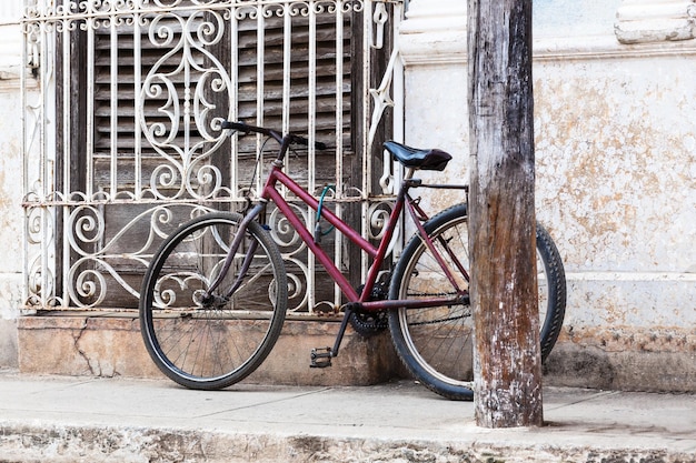 Bicicleta roja vieja