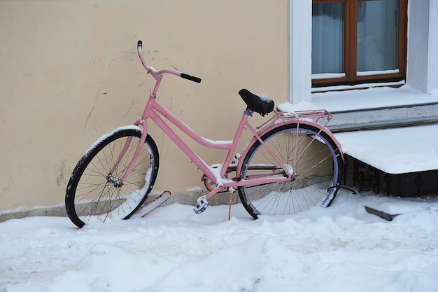 Foto bicicleta rosa na neve