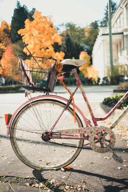 Bicicleta con rueda plana y pintada con corazones en la ciudad en un soleado día de otoño
