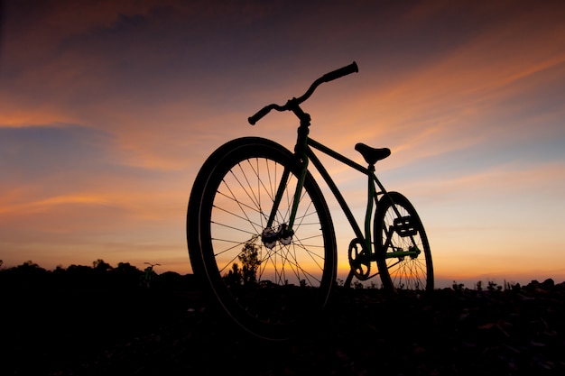 Bicicleta de silueta en puesta de sol