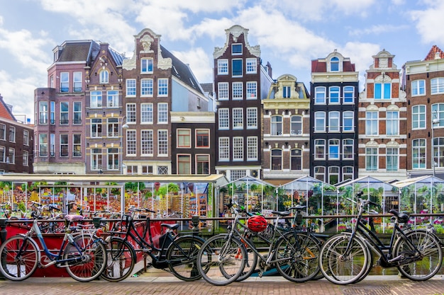 Bicicleta sobre el canal de la ciudad de amsterdam.