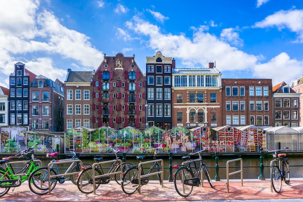 Bicicleta sobre el canal de la ciudad de amsterdam.