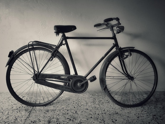 Bicicleta en el suelo contra la pared