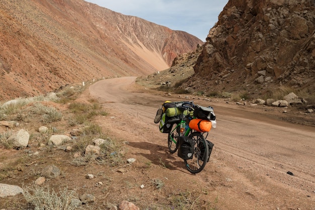 Bicicleta turística en una carretera de montaña