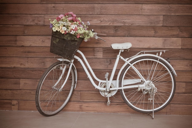 Bicicleta velha e flores