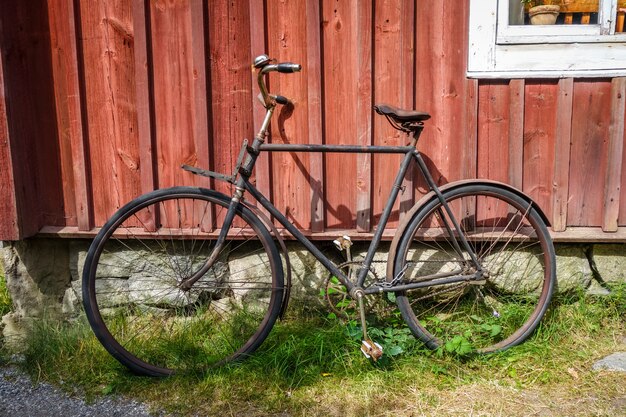 Bicicleta velha em uma parede de madeira