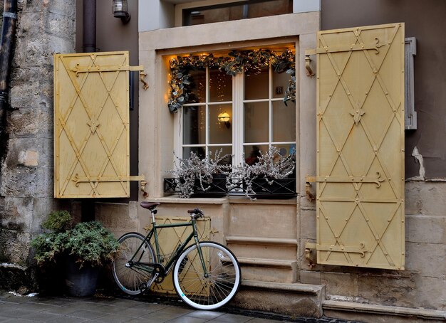 Bicicleta velha na frente de uma casa