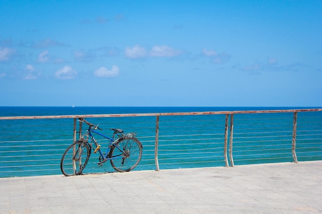 Foto bicicleta velha na praia