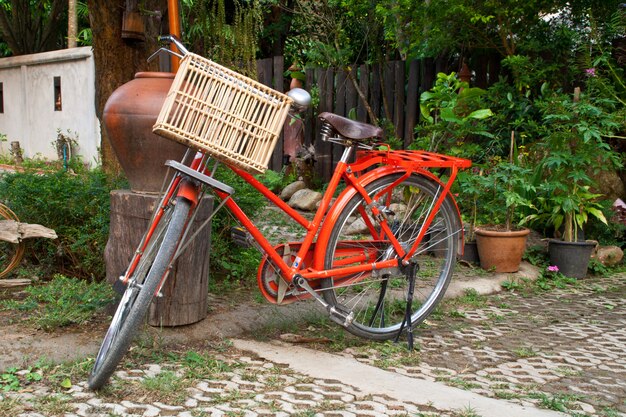 Bicicleta vermelha velha