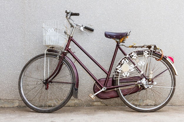 bicicleta vieja, bicicleta en la calle