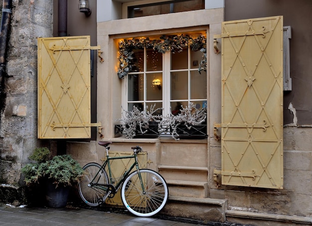 Bicicleta vieja frente a una casa