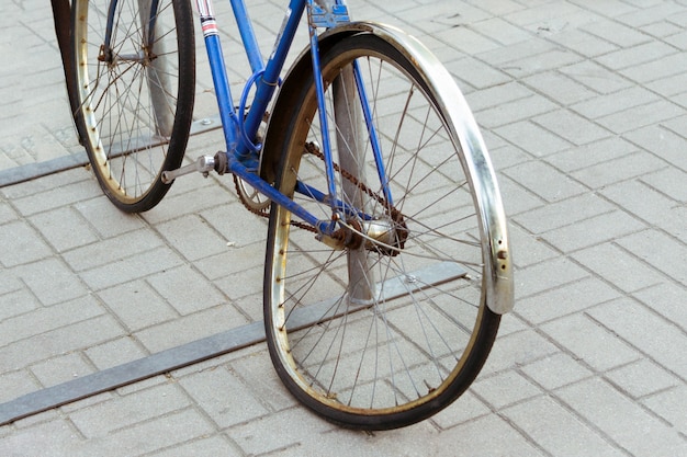 Bicicleta vieja rota.