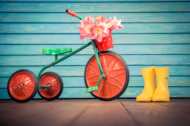 Bicicleta vintage com buquê de tulipas contra fundo de madeira dia da mulher 8 de março feriado de primavera