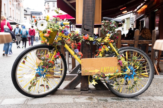 bicicleta vintage decorada com flores