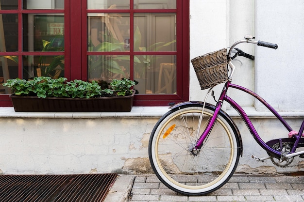 Bicicleta vintage estacionada perto de casa velha em pequena cidade europeia