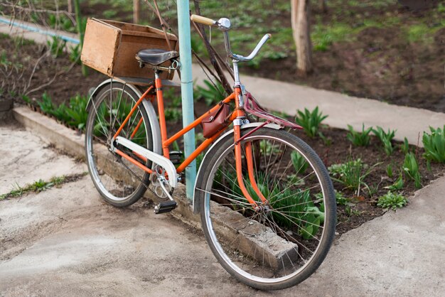 Bicicleta vintage naranja al aire libre