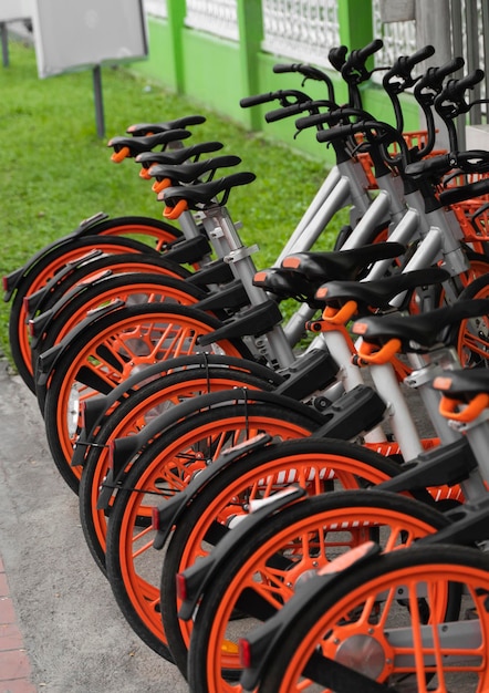 Foto bicicletas de alquiler de híbrido naranja de transporte de calle