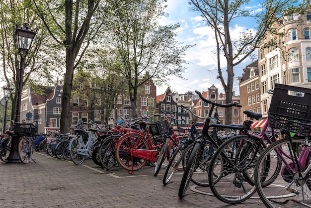 Bicicletas aparcadas en la calle en Amsterdam Países Bajos