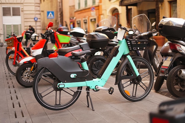 Bicicletas aparcadas en una estación de bicicletas compartidas