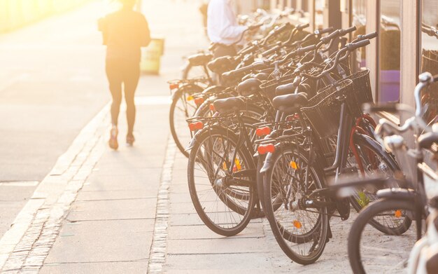 Bicicletas aparcadas a lo largo de la carretera en Copenhague