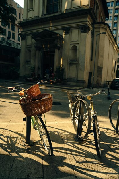 Foto bicicletas com cestas em milão, itália