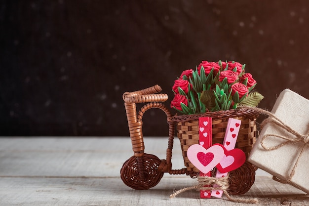 Bicicletas com rosas e presente em madeira.