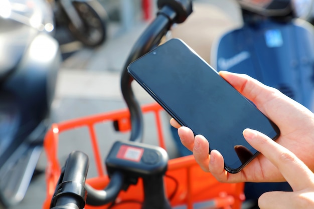 Bicicletas compartilhadas. Mão usando smartphone digitalizando o código QR de bicicleta compartilhada na cidade.