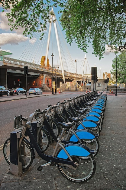 Bicicletas em Hungerford e Golden Jubilee Bridge em Lambeth, Londres, Reino Unido.