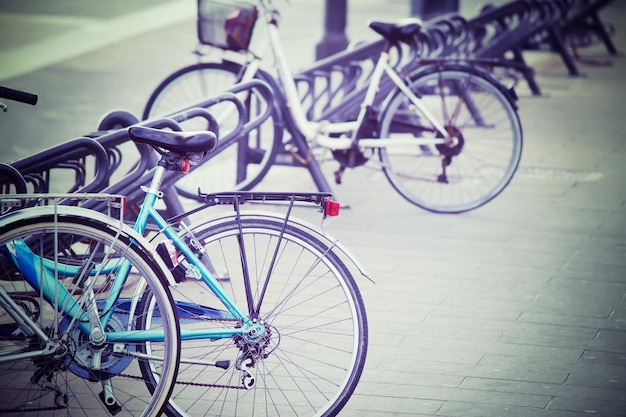 Bicicletas em uma praça italiana em tom vintage