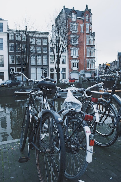 Foto bicicletas estacionadas en la calle de la ciudad