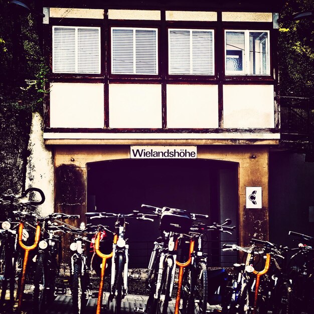 Foto bicicletas estacionadas em frente ao edifício