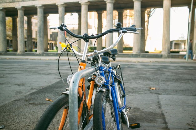 Foto bicicletas estacionadas na rua contra a colunata