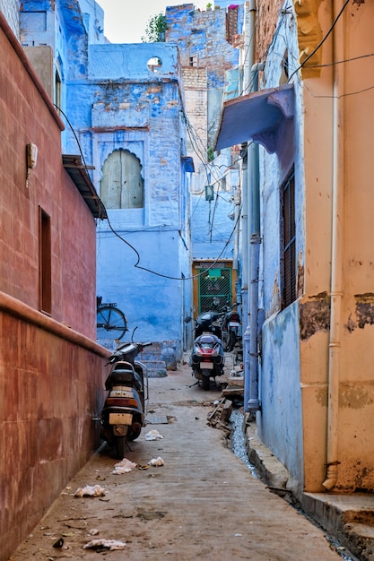 Bicicletas estacionadas na rua de jodphur jodhpur rajasthan índia