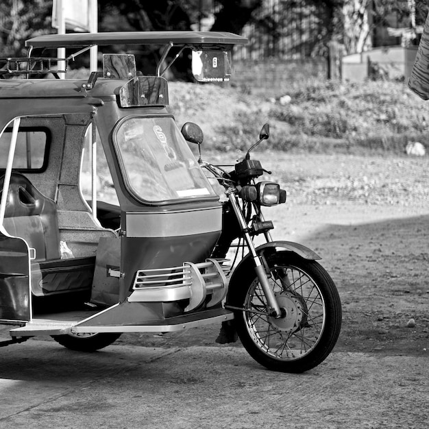 Foto bicicletas estacionadas na rua no campo