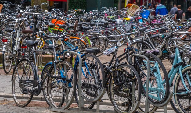 Foto bicicletas estacionadas no estacionamento