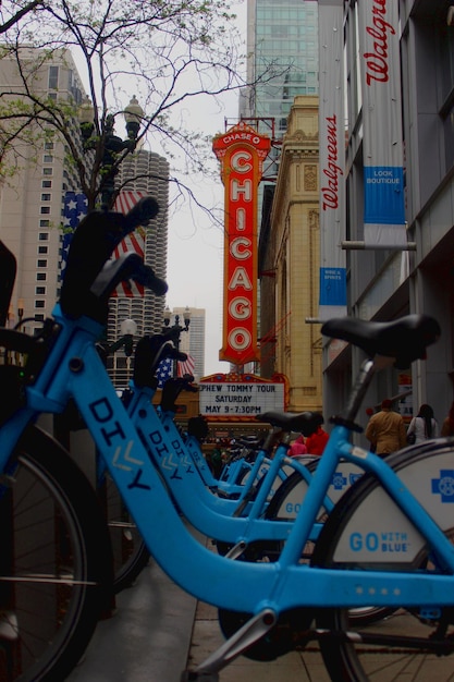 Foto bicicletas estacionadas en el teatro de chicago en la ciudad.