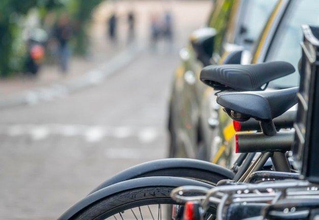 Las bicicletas modernas están aparcadas en la calle. Muy poca profundidad de campo