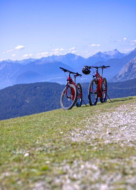 Foto bicicletas en las montañas