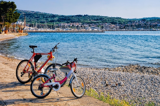 Foto bicicletas na margem do mar adriático na aldeia piscatória de izola, eslovénia