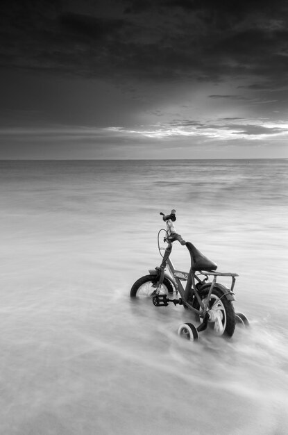 Foto bicicletas na praia contra o céu