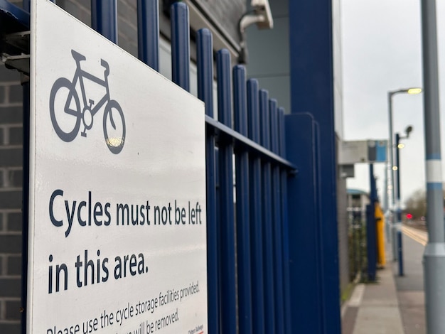 Foto las bicicletas no deben ser dejadas en esta zona cartel en la ciudad