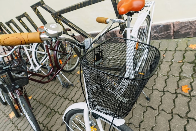 Bicicletas de primer plano con una cesta sobre un fondo de pared.