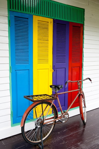 Bicicletas en la puerta de color