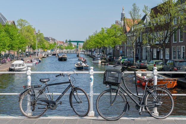 Bicicletas en el río por ciudad contra el cielo