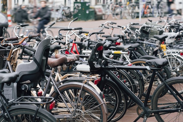 Bicicletas urbanas estacionadas Transporte urbano e estilo de vida