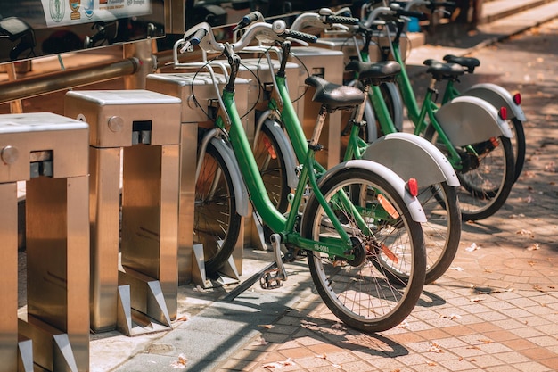 Foto las bicicletas verdes se estacionan en la ciudad de la estación de bangkok para dar servicio a una forma alternativa de resolver el atasco de tráfico y salvar el medio ambiente