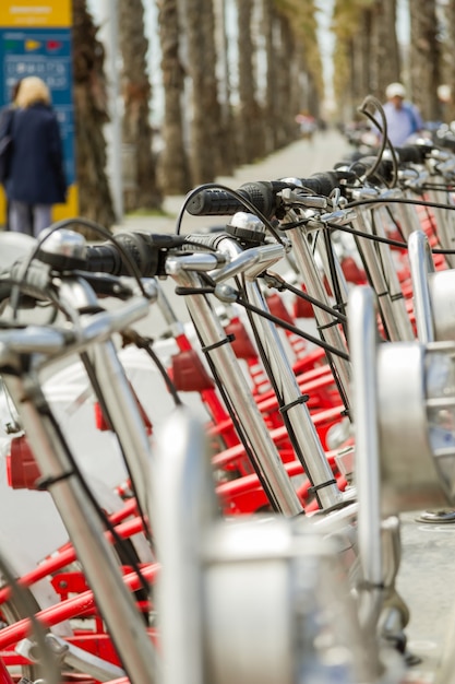 Bicicletas vermelhas estacionadas em uma fila na rua, em Barcelona, Espanha