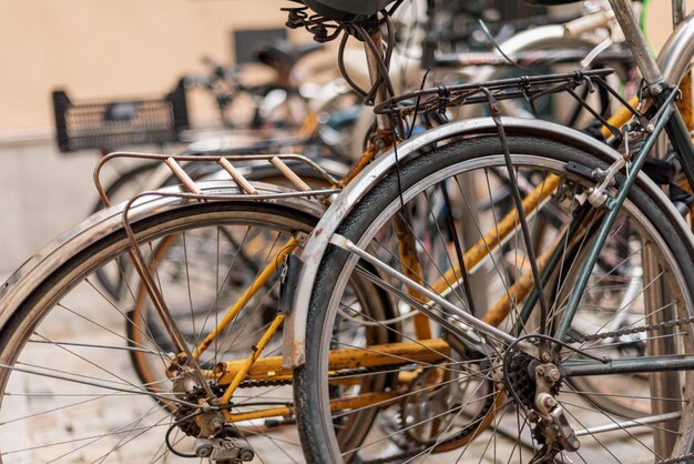 Bicicletas viejas en el estacionamiento