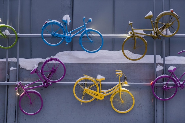 Foto las bicicletas viejas se han convertido en un objeto de arte en una pared de concreto gris